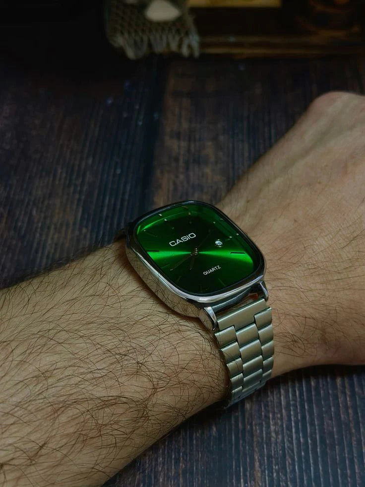 Montre Casio Analogique à Quartz – Boîtier Coussin Argenté, Cadran Soleil Vert Émeraude, Bracelet en Acier Inoxydable (Série MTP-B145)