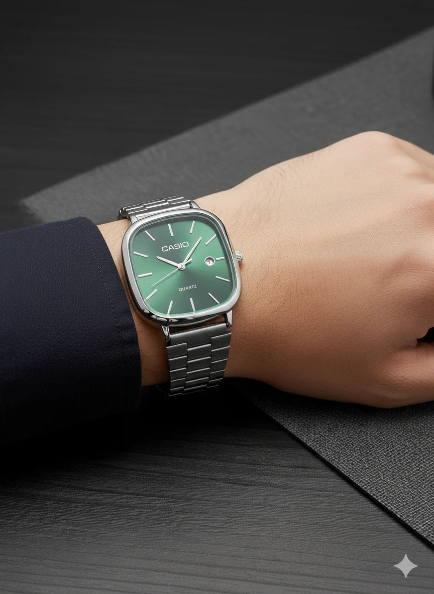 Montre Casio Analogique à Quartz – Boîtier Coussin Argenté, Cadran Soleil Vert Émeraude, Bracelet en Acier Inoxydable (Série MTP-B145)