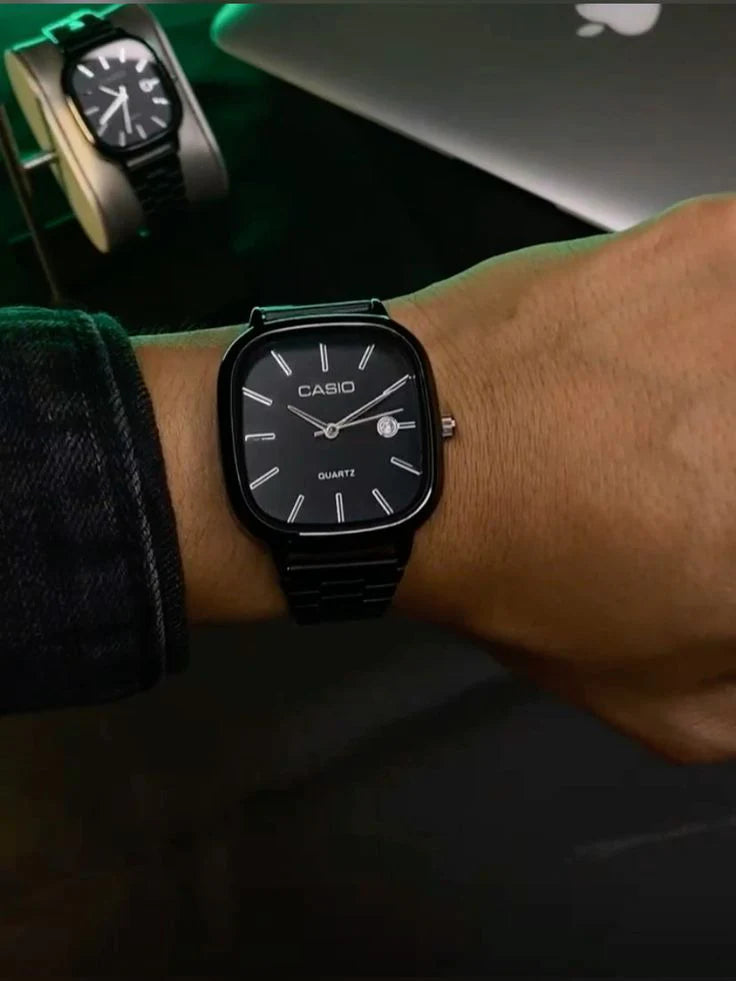 Montre Casio Analogique Noire Carrée en Métal